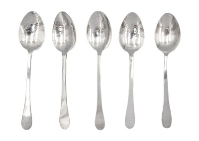 Lot 148 - A set of five silver teaspoons by Gwen Whicker.