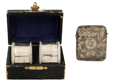 Lot 151 - A cased pair of silver napkin rings and a vesta case.