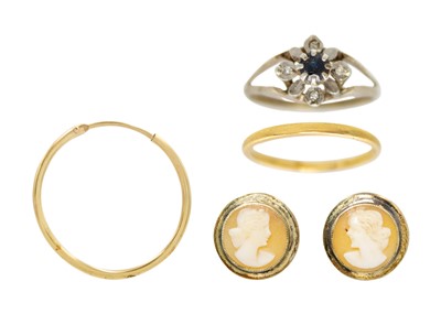 Lot 45 - A selection of gold jewellery.