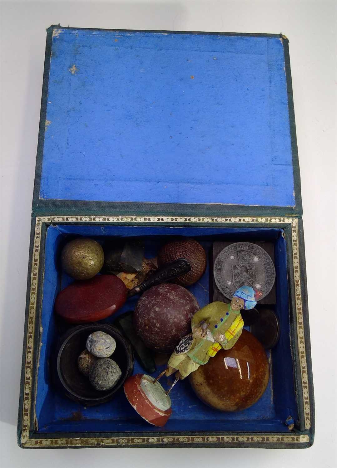 Lot 32 - A small box and contents of assorted curios.