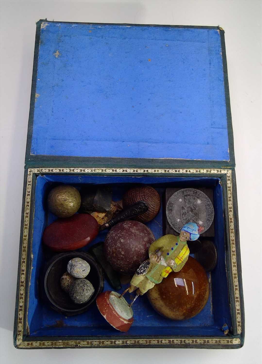 Small Rounded Curios Lot 32 - A small box and contents of assorted curios.