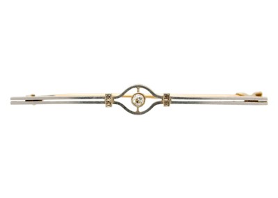 Lot 89 - An Edwardian gold and platinum diamond set bar brooch.