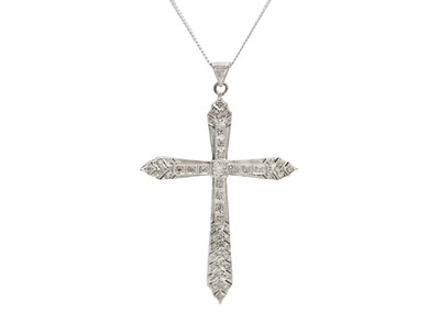 Lot 101 - An Art Deco white gold diamond set cross pendant on an 18ct white gold chain.