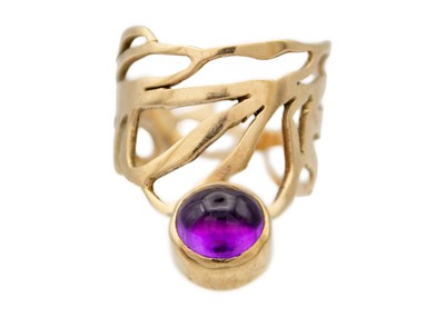 Lot 137 - A modern 9ct hallmarked gold sinuous design ring set with an amethyst cabochon.