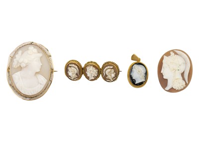 Lot 319 - A sardonyx cameo yellow metal mounted pendant.