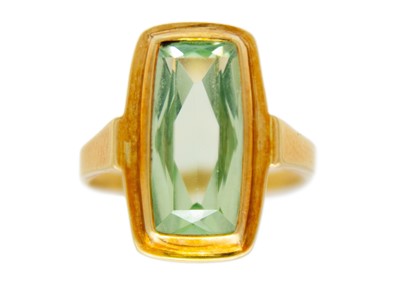 Lot 96 - An 18ct synthetic pale green Verneuil spinel set dress ring.