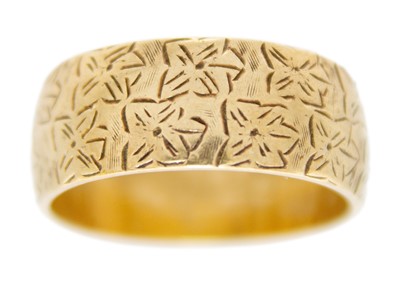 Lot 153 - A 9ct modern hallmarked gold foliate engraved band ring.