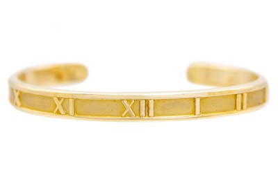 Lot 223 - TIFFANY & CO - A 14ct (tested) Atlas Collection bangle.