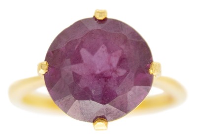 Lot 243 - An 18ct purple corundum set ring.