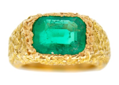 Lot 10 - CHAUMET - A good high-purity gold 2.30ct emerald set ring.