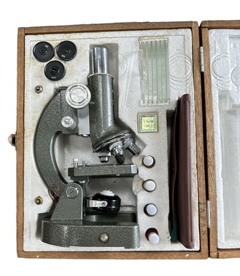 Lot 103 - A boxed Regent 30x - 1220x microscope