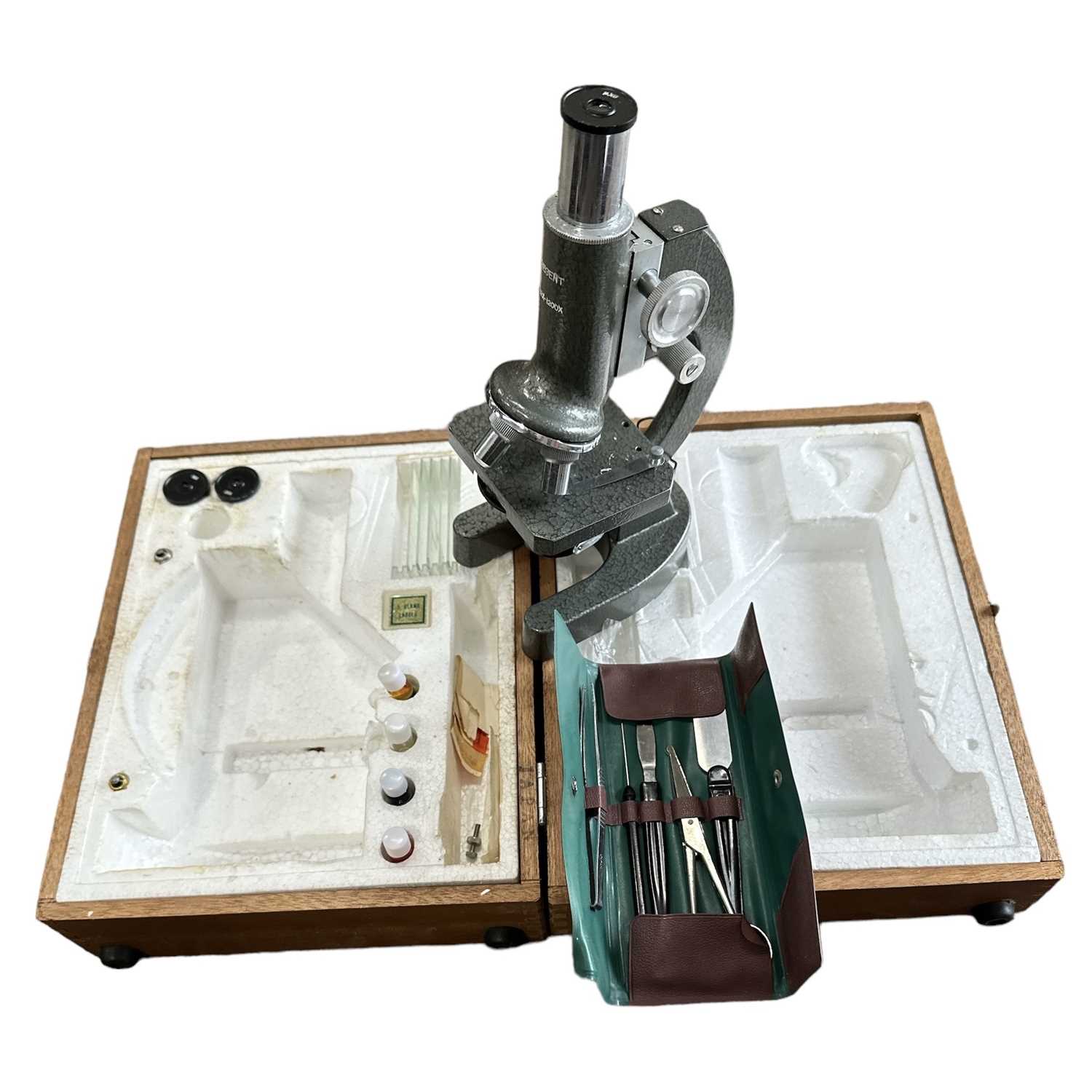 Lot 103 - A boxed Regent 30x - 1220x microscope