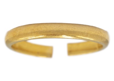 Lot 23 - A 22ct hallmarked gold broken band ring.