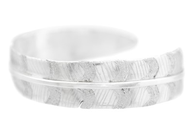 Lot 306 - A 999 fine silver 'Pheasant Feather' bangle by James Suddaby.