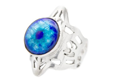 Lot 302 - A 999 fine silver and enamel 'Eyeball Saddle' ring by Samantha Suddaby.