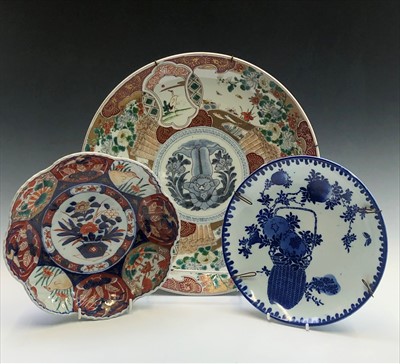 Lot 186 - A Japanese imari charger, late 19th century,...