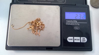 Lot 1 - A 9ct gold necklace in the shape of a tie...