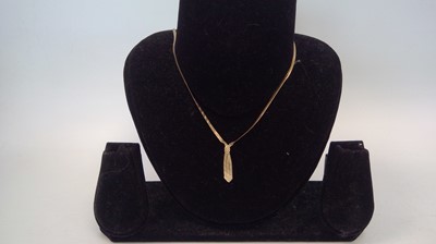 Lot 1 - A 9ct gold necklace in the shape of a tie...