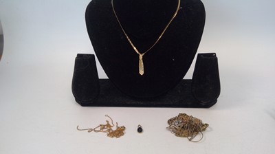 Lot 1 - A 9ct gold necklace in the shape of a tie...