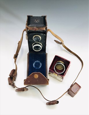 Lot 196 - A vintage Rolleicord camera with leather case.