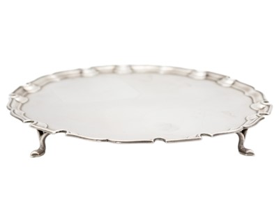 Lot 160 - A George V silver pie crust salver by Edward Barnard & Sons Ltd.