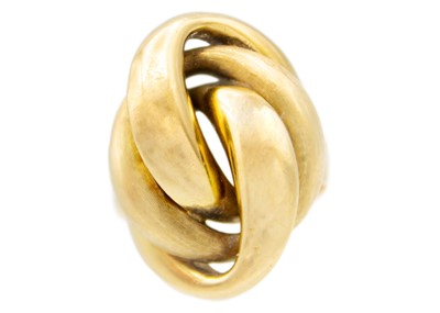 Lot 18 - An 18ct (tested) knot design ring.