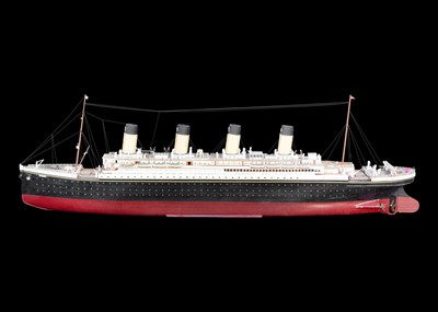 Lot 109 - A model of the RMS Titanic