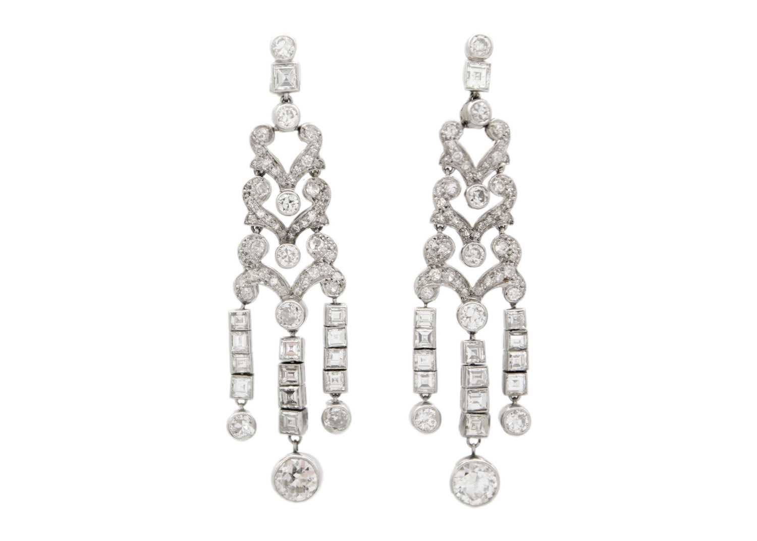 Lot 33 - A good pair of Art Deco 18ct white gold diamond set chandelier earrings.