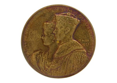 Lot 105 - A George VI 9ct hallmarked gold medallion by Mappin & Webb.