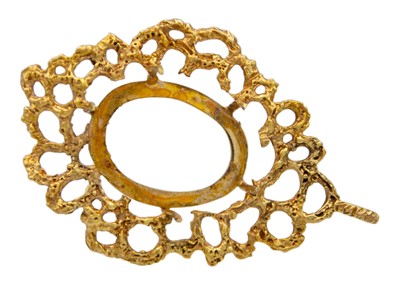 Lot 110 - A large 9ct hallmarked gold brooch with missing stone.