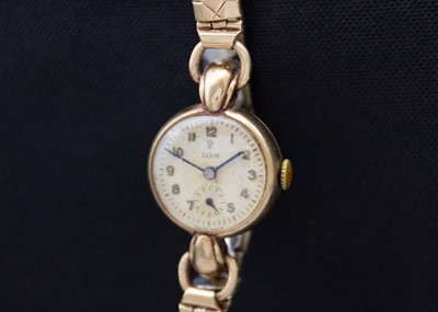 Lot 172 - TUDOR - A 9ct cased lady's manual wind wristwatch.