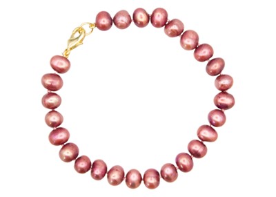 Lot 196 - A dyed deep pink or purple cultured freshwater pearl bracelet with gold plated clasp.