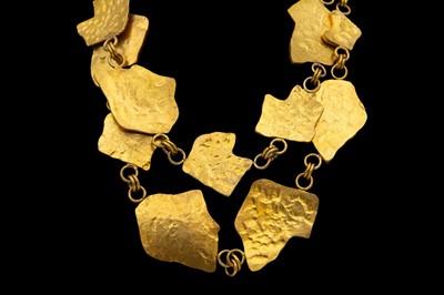 Lot 129 - HERVE VAN DER STRAETEN - A modernist gold tone necklace.