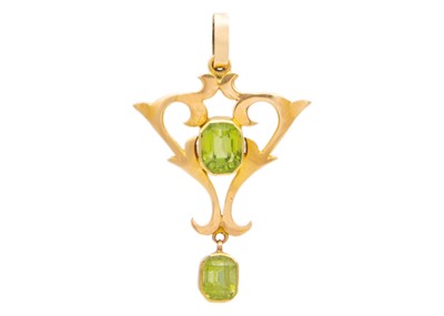 Lot 5 - A 15ct Art Nouveau peridot set pendant.