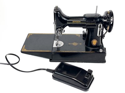 Lot 116 - A Singer Electric Sewing Machine No.221K.