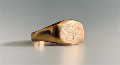 Lot 2482 - An 18ct gold signet ring 5.3gm
