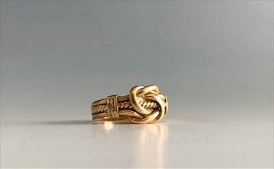 Lot 2483 - An ornate 18ct gold knot ring Rd 231668 6.8gm