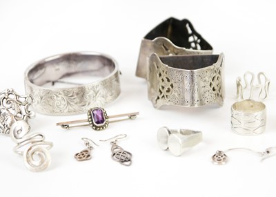 Lot 274 - A selection of silver jewellery and a pair of silver napkin rings.