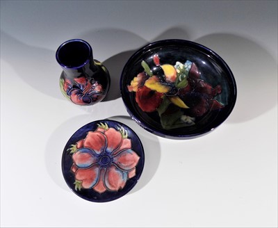 Lot 1000 - A Moorcroft 'Bearded Iris' pattern bowl, 16cm...