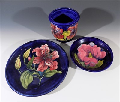 Lot 1001 - A Moorcroft 'Bermuda Lily' pattern plate,...