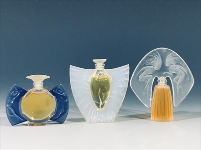 Lot 1005 - Three miniature Lalique Art Deco design scent...