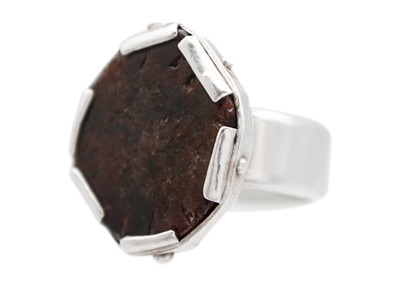 Lot 87 - HELEN FEILER - A silver garnet specimen set ring.