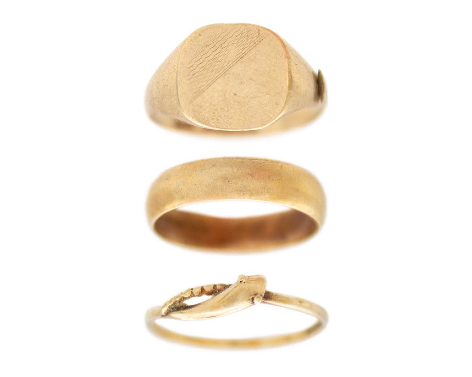 Lot 24 - A selection of three 9ct hallmarked gold
