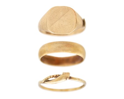 Lot 24 - A selection of three 9ct hallmarked gold rings.