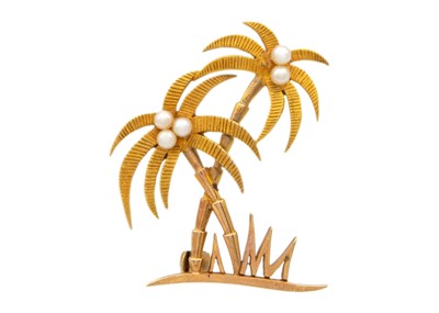 Lot 12 - A 9ct hallmarked gold cultured pearl set palm tree design brooch.