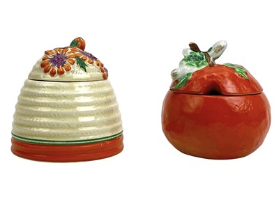 Lot 677 - A Clarice Cliff Marguerite pattern beehive honey pot and cover.