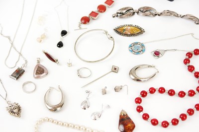 Lot 313 - A selection of costume jewellery.