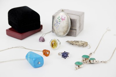 Lot 276 - A small selection of costume jewellery.