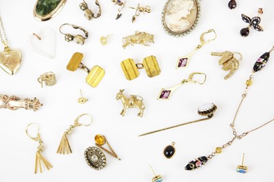 Lot 250 - A selection of gold plated costume jewellery.