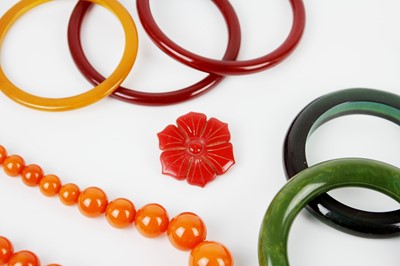 Lot 264 - A selection of bakelite 'amber' jewellery.